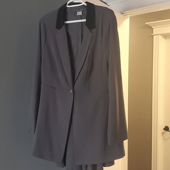 Hangs lower in the back, new never wor - Picture 1 of 2